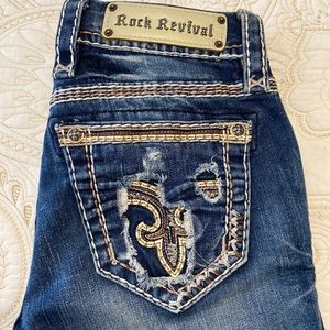 Like new Rock Revival skinny jeans w/ destruction in sz 25